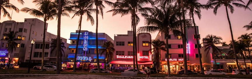 Ocean Drive Stroll: Art Deco, Cafés & Classic Cars