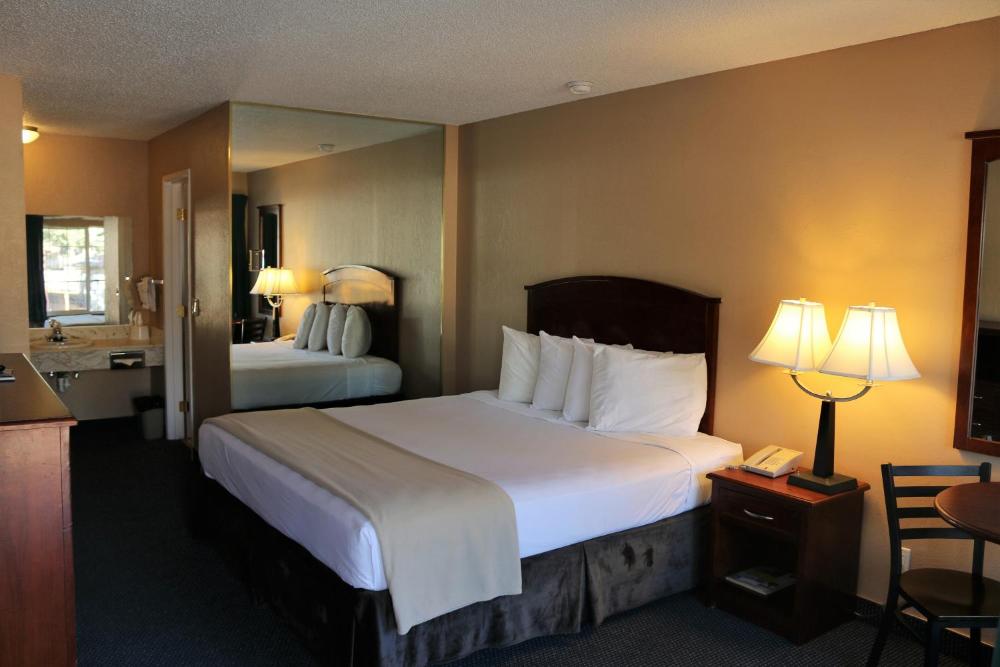 Bluelake Inn @ Heavenly Village