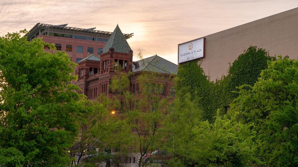 Riverwalk Plaza Hotel