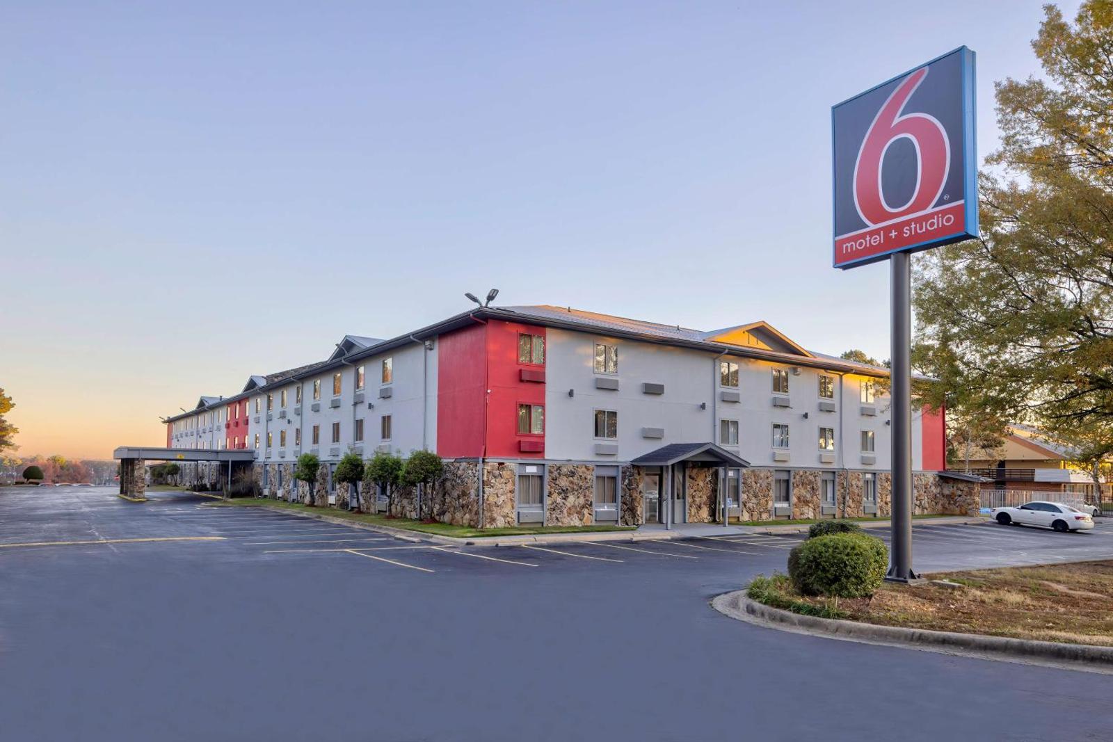 Little Rock Inn & Suites